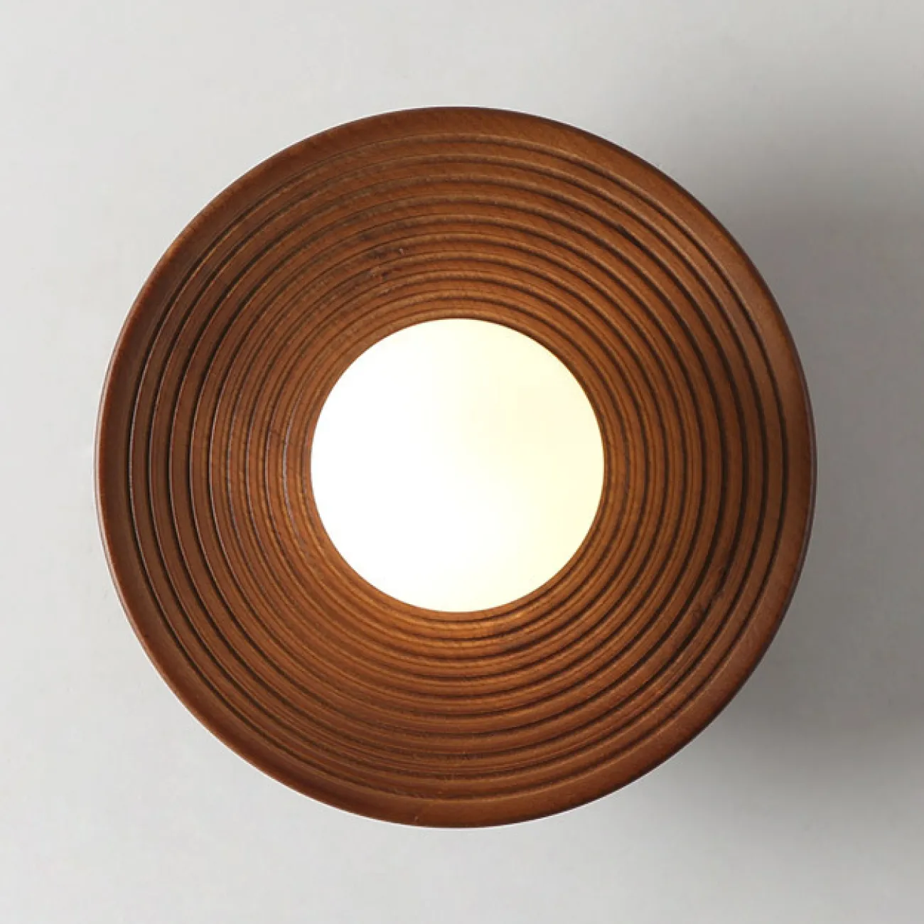 Настенный светильник со стеклянным шарообразным плафоном на рельефной чашеобразной основе из дерева KEDAR