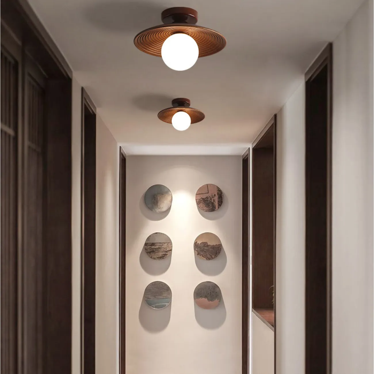 Настенный светильник со стеклянным шарообразным плафоном на рельефной чашеобразной основе из дерева KEDAR