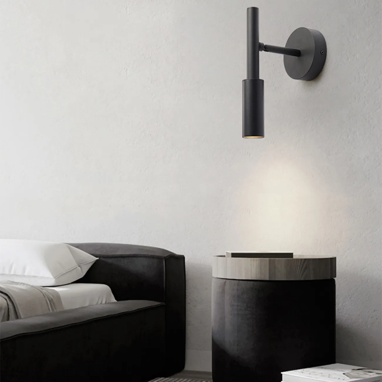 Серия настенных светильников с поворотным цилиндрическим плафоном на кронштейне с круглым креплением BERNARD Brass