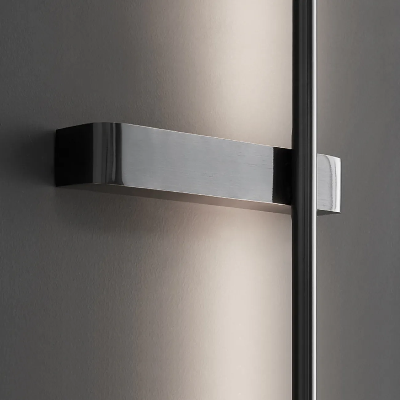 Серия парных настенных светильников в виде светящегося стержня из настоящей и черненой латуни GIA PAIR H60 Left Black