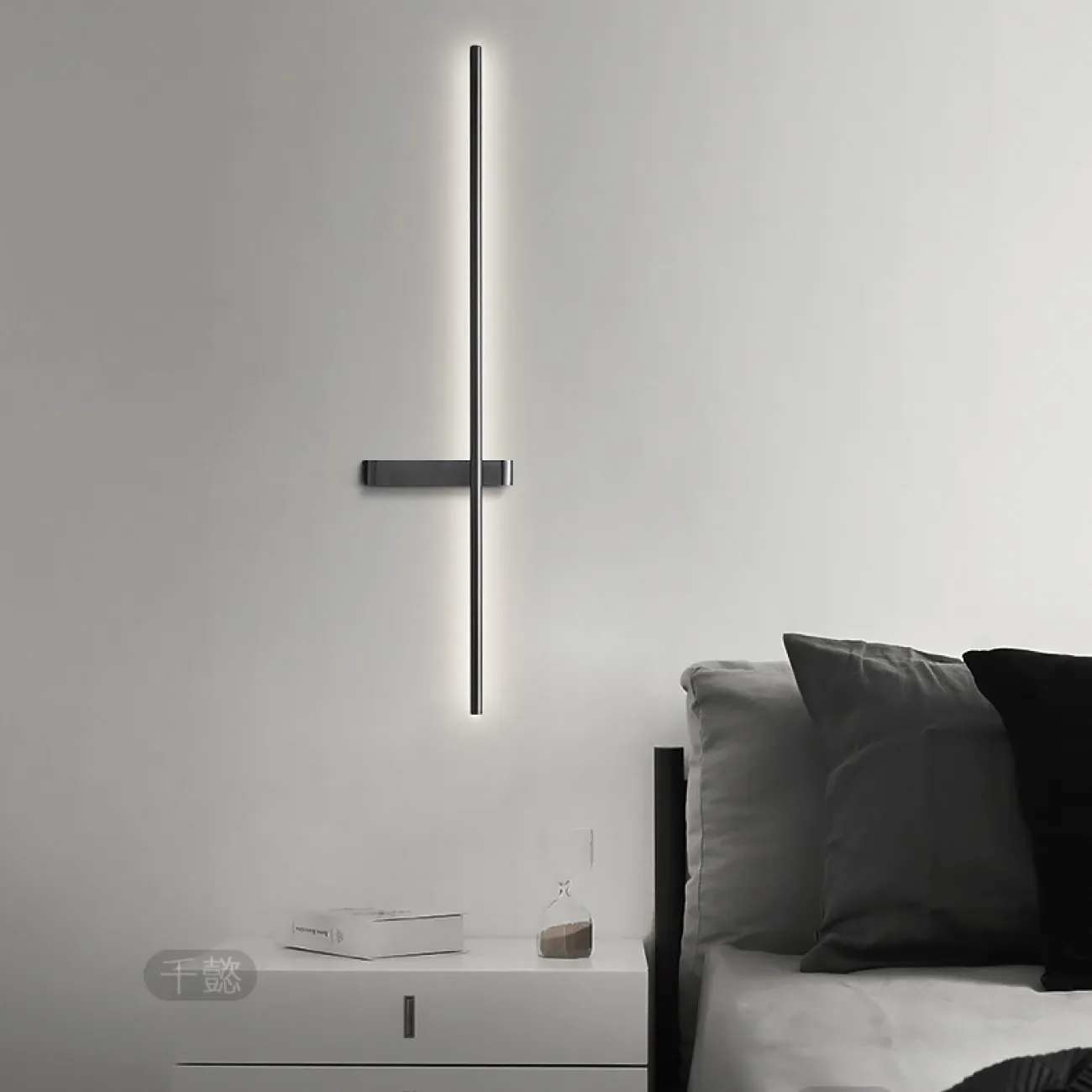 Серия парных настенных светильников в виде светящегося стержня из настоящей и черненой латуни GIA PAIR H60 Left Black