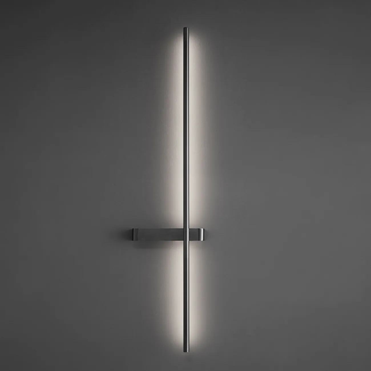 Серия парных настенных светильников в виде светящегося стержня из настоящей и черненой латуни GIA PAIR H60 Left Black