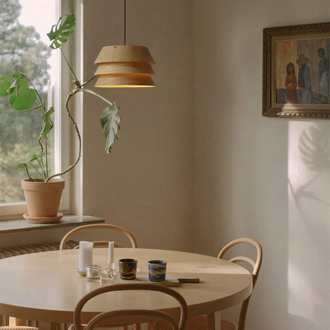 Готовая комбинация подвесных светильников c трехслойными абажурами из темного и светлого дерева BRAM COMBO L3 White