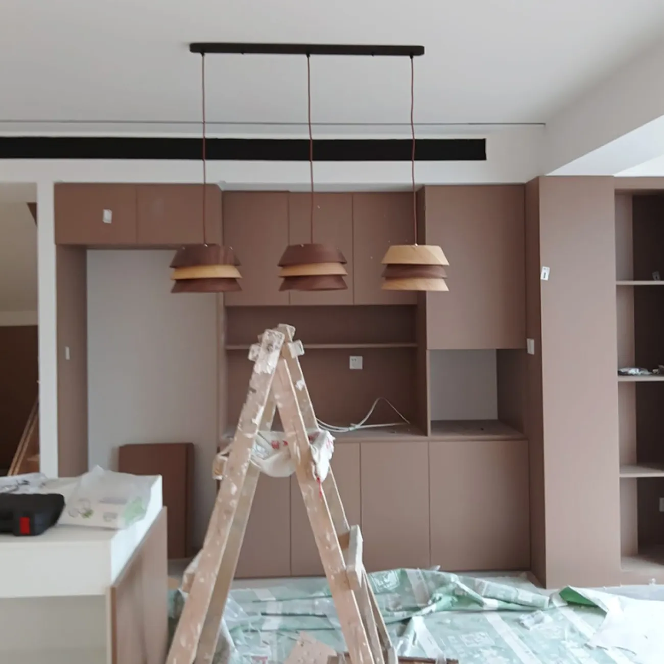 Готовая комбинация подвесных светильников c трехслойными абажурами из темного и светлого дерева BRAM COMBO L3 White