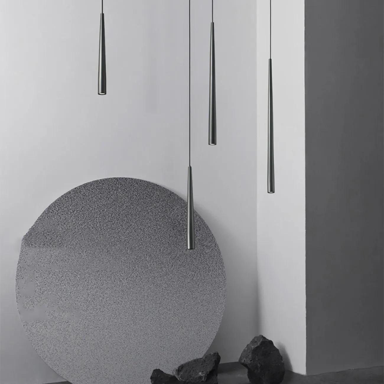 Готовая комбинация подвесных светодиодных светильников с металлическими плафонами удлиненной конической формы MAGRIT MORE L2 Brass