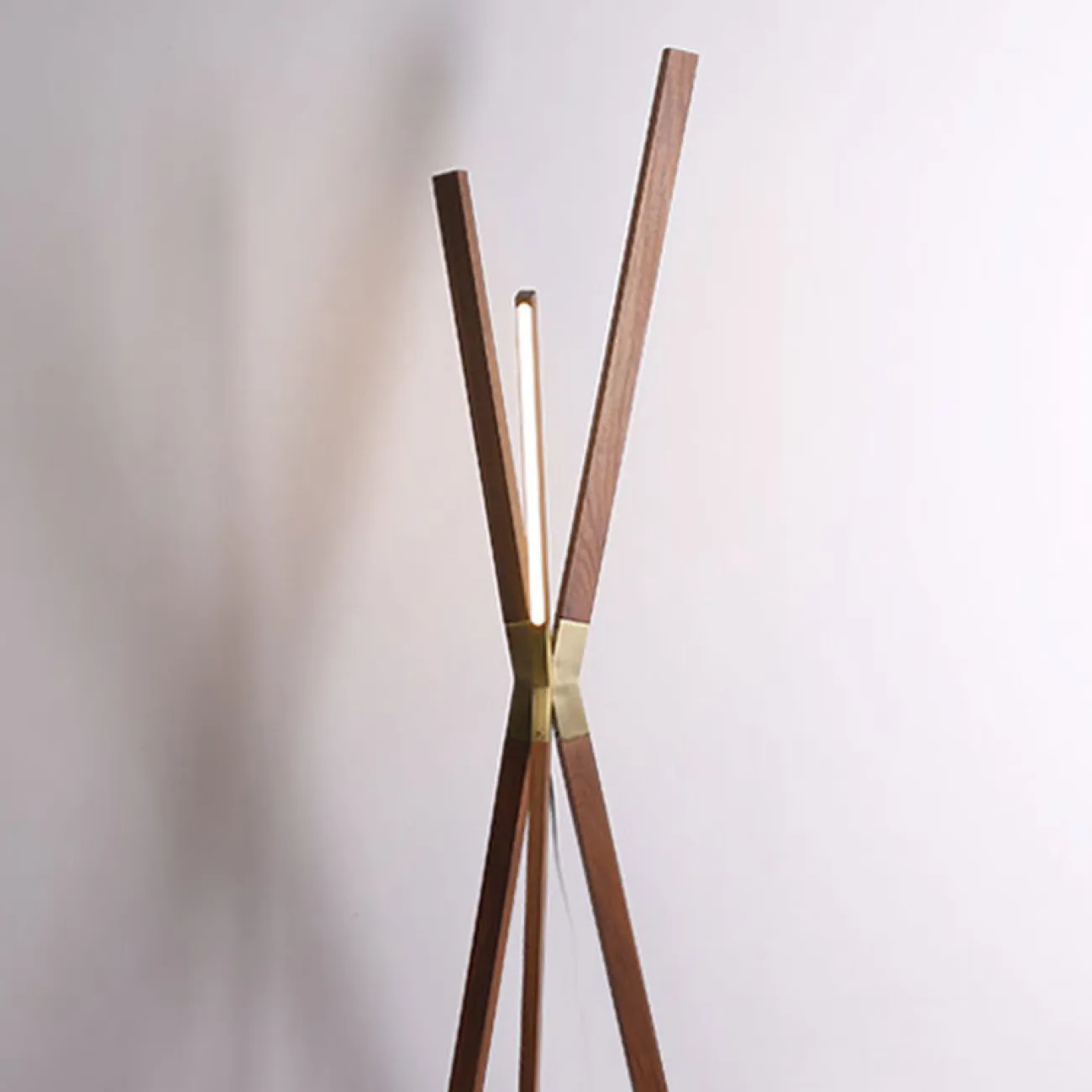 Серия напольных светильников в виде деревянной треноги с прямоугольными LED-панелями CONNER B Dark brown