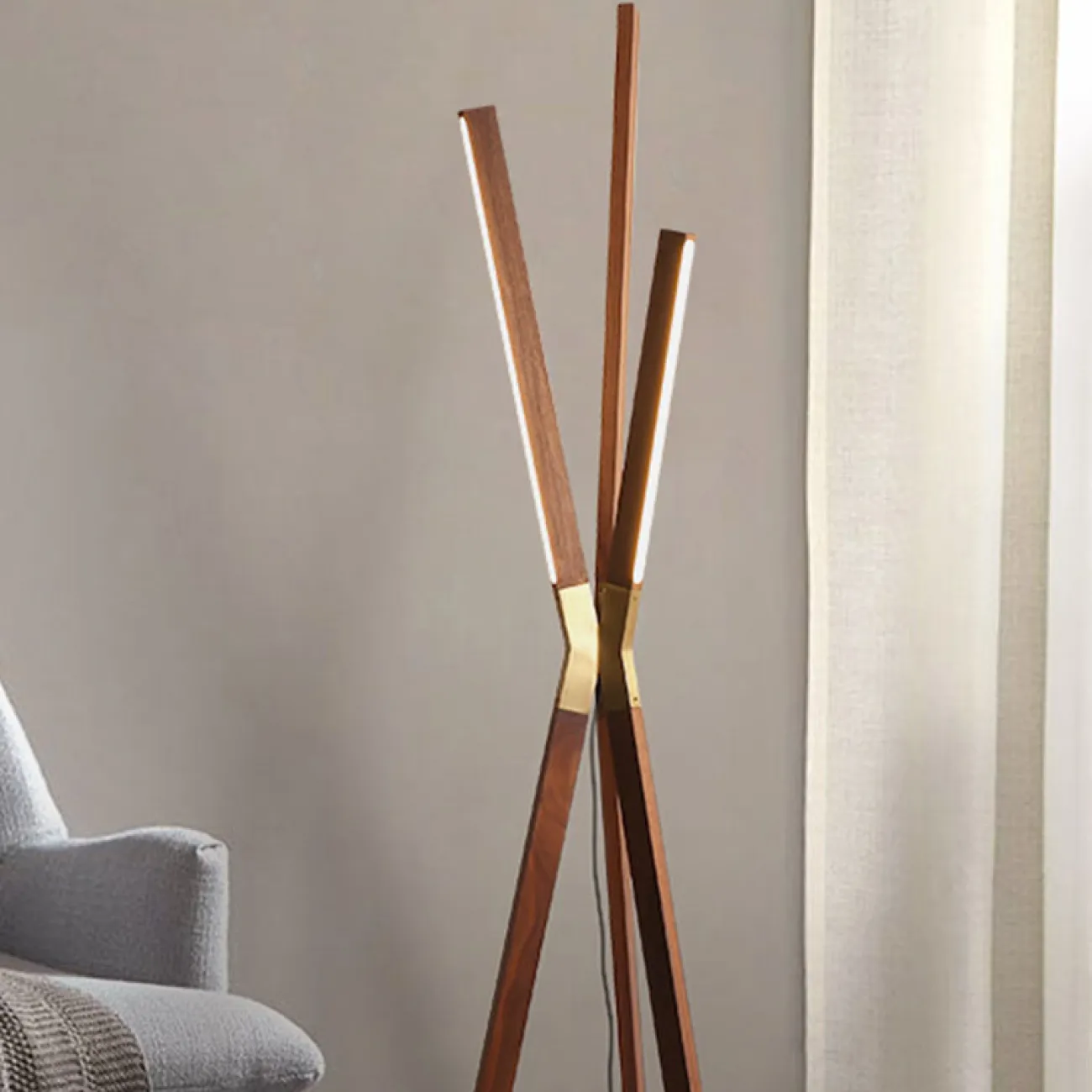 Серия напольных светильников в виде деревянной треноги с прямоугольными LED-панелями CONNER B Dark brown