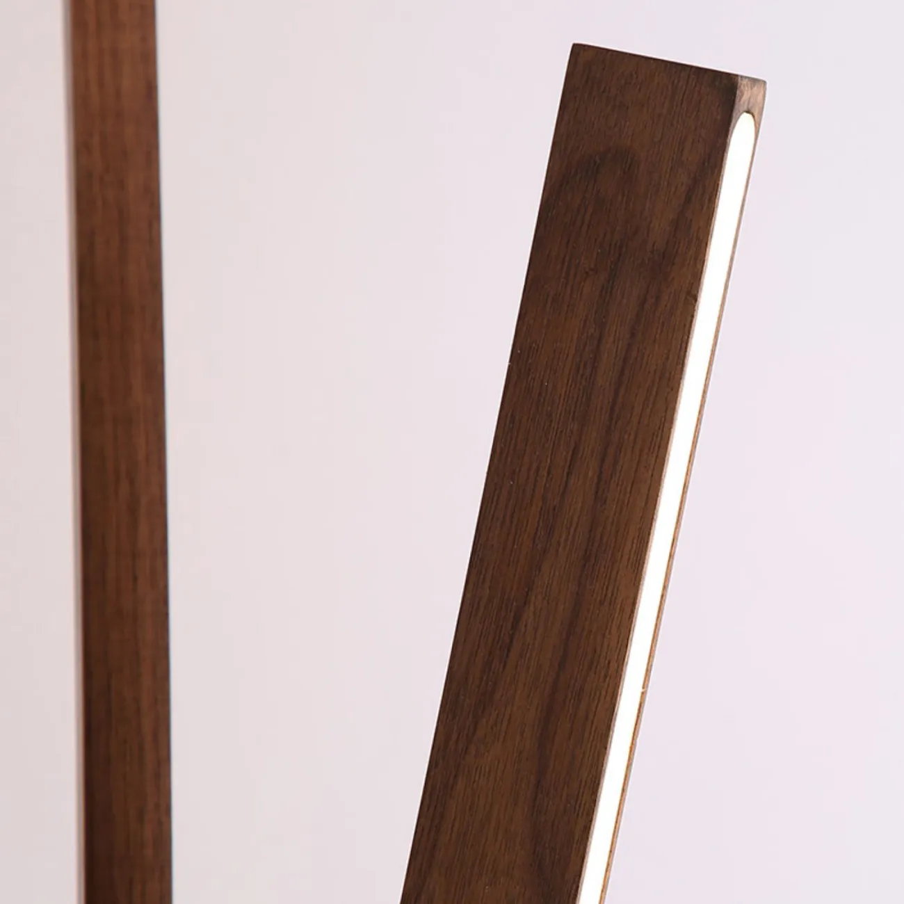 Серия напольных светильников в виде деревянной треноги с прямоугольными LED-панелями CONNER B Dark brown