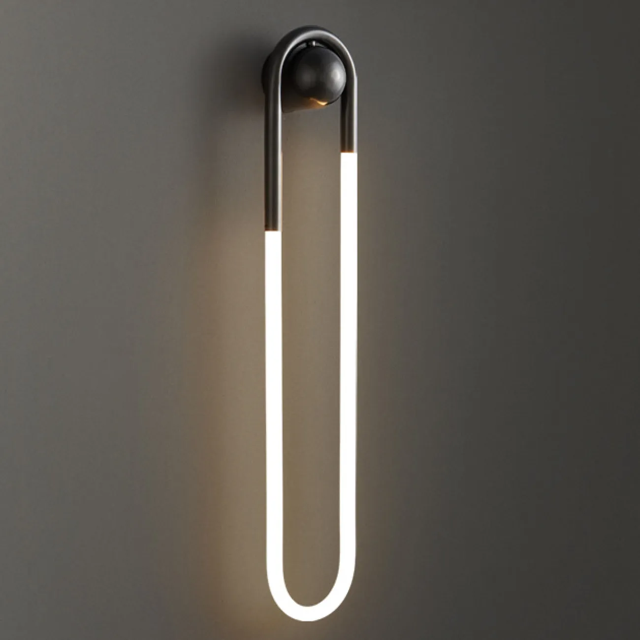 Серия настенных светодиодных светильников с закольцованным трубчатым корпусом на круглом креплении GABI WALL H75 Black