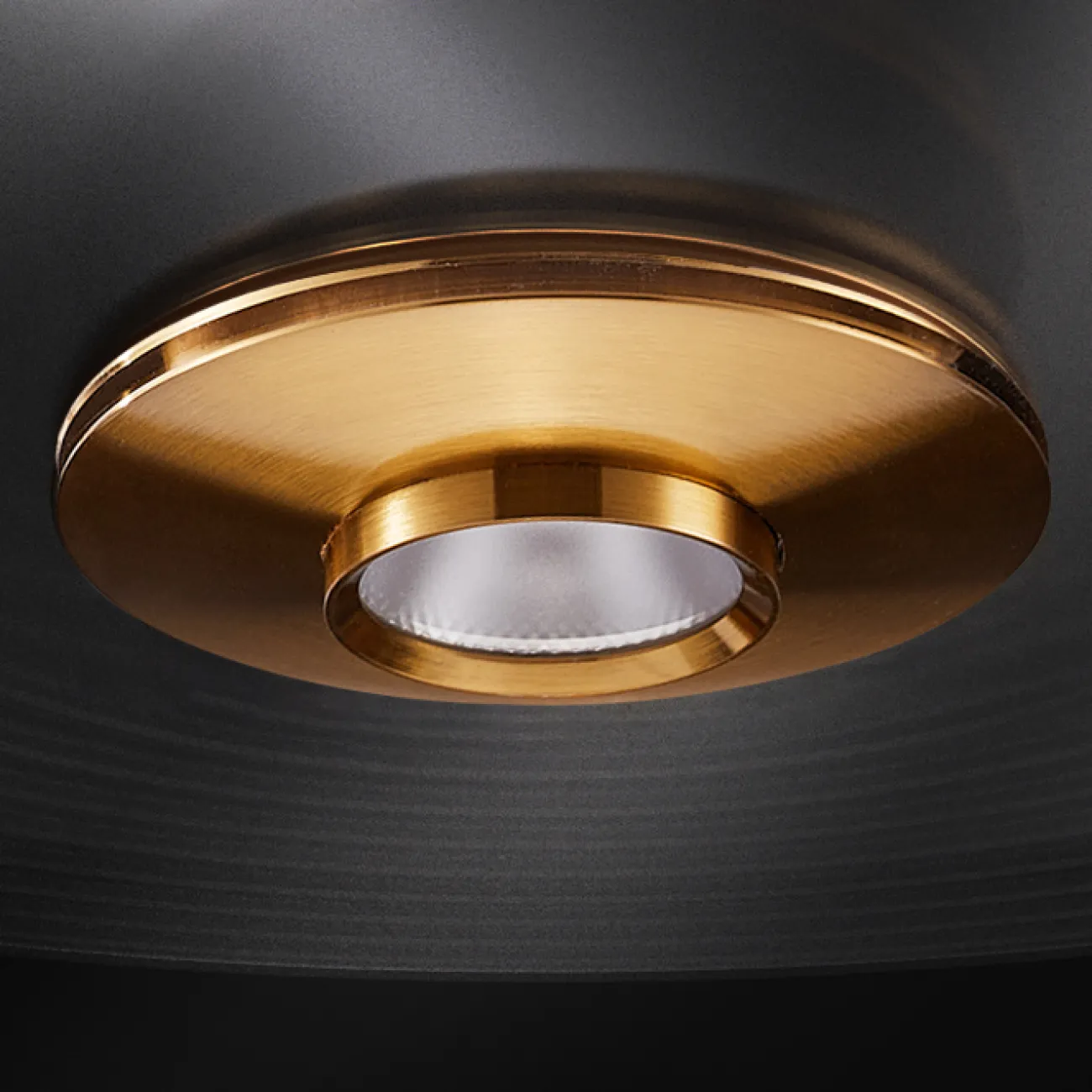 Готовая комбинация подвесных светильников с прозрачными рассеивателями дисковидной формы и круглыми центровыми плафонами IVARA COMBO L90 Готовая комбинация подвесных светильников с прозрачными рассеивателями дисковидной формы и круглыми центровыми плафонами IVARA COMBO L90