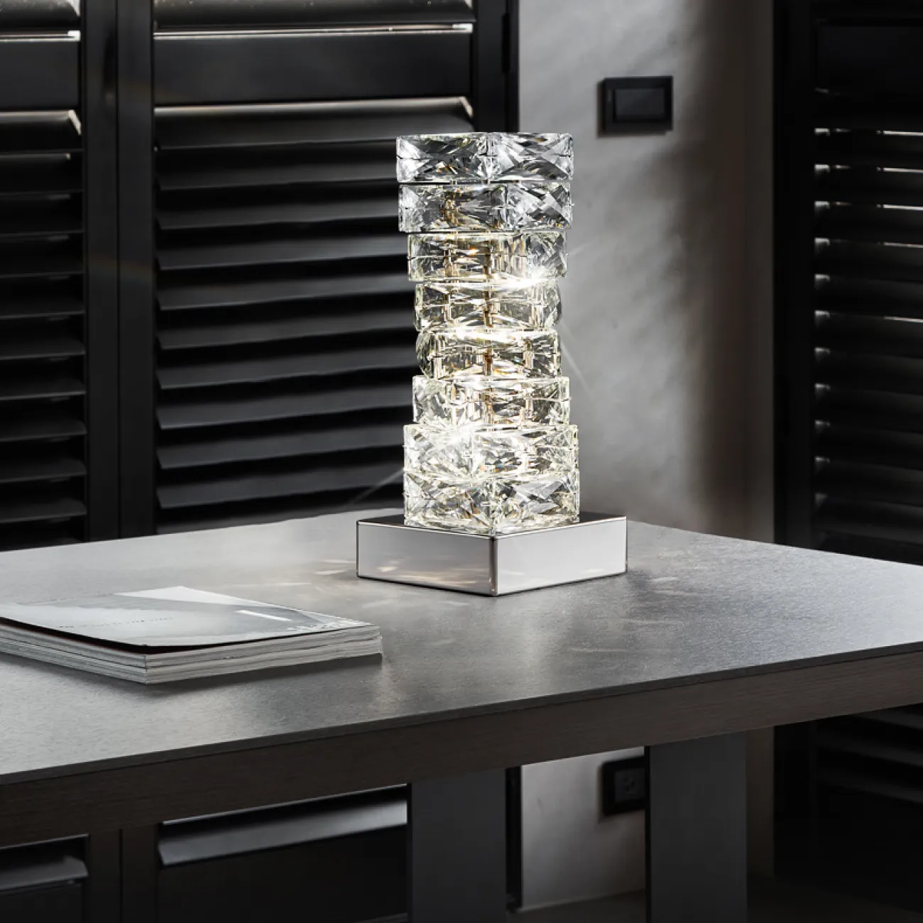 Настольная светодиодная лампа с прямоугольным плафоном из составных хрустальных слитков на хромированном основании CARE TAB