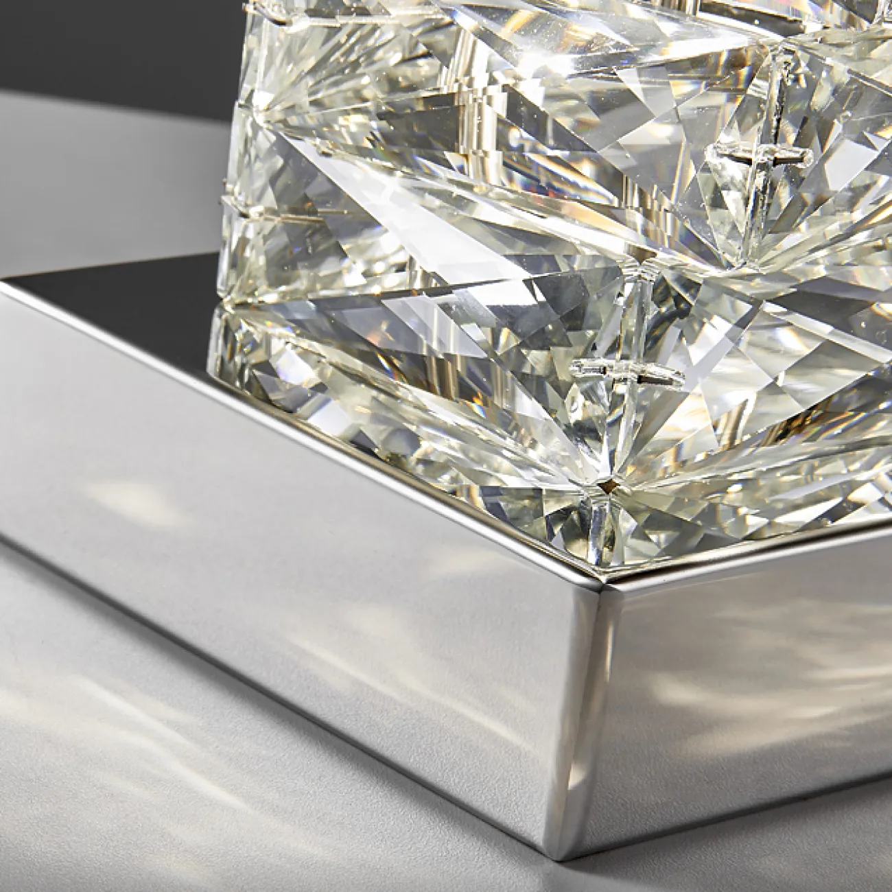 Настольная светодиодная лампа с прямоугольным плафоном из составных хрустальных слитков на хромированном основании CARE TAB