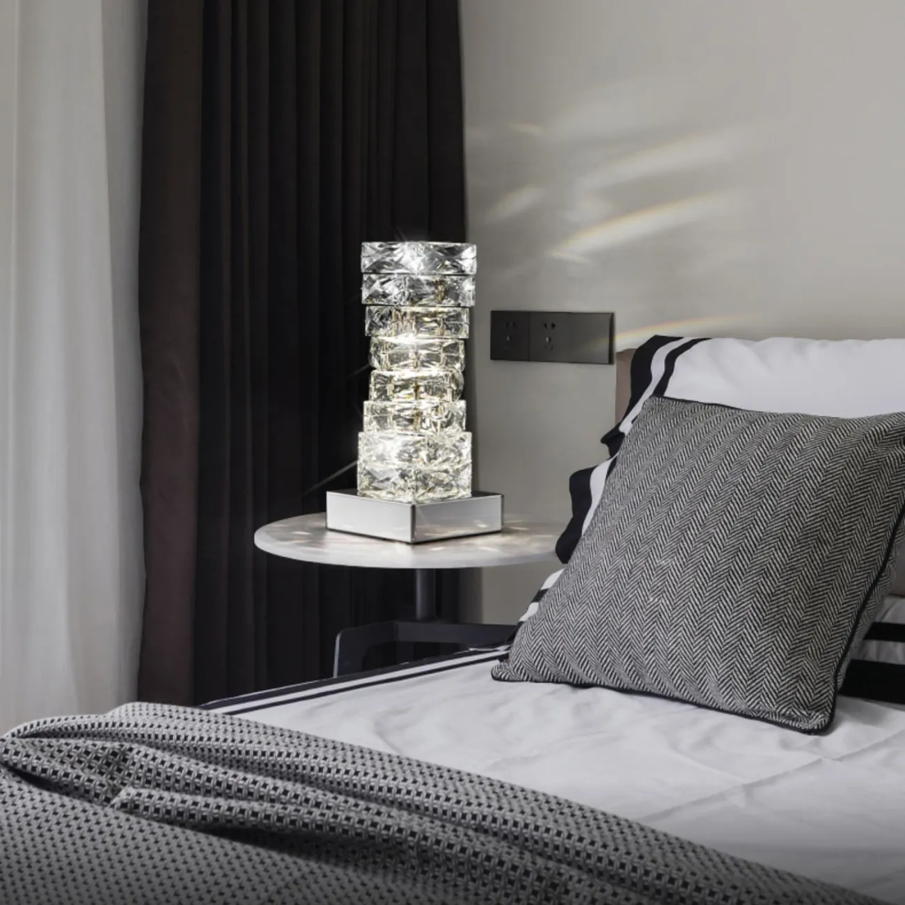 Настольная светодиодная лампа с прямоугольным плафоном из составных хрустальных слитков на хромированном основании CARE TAB