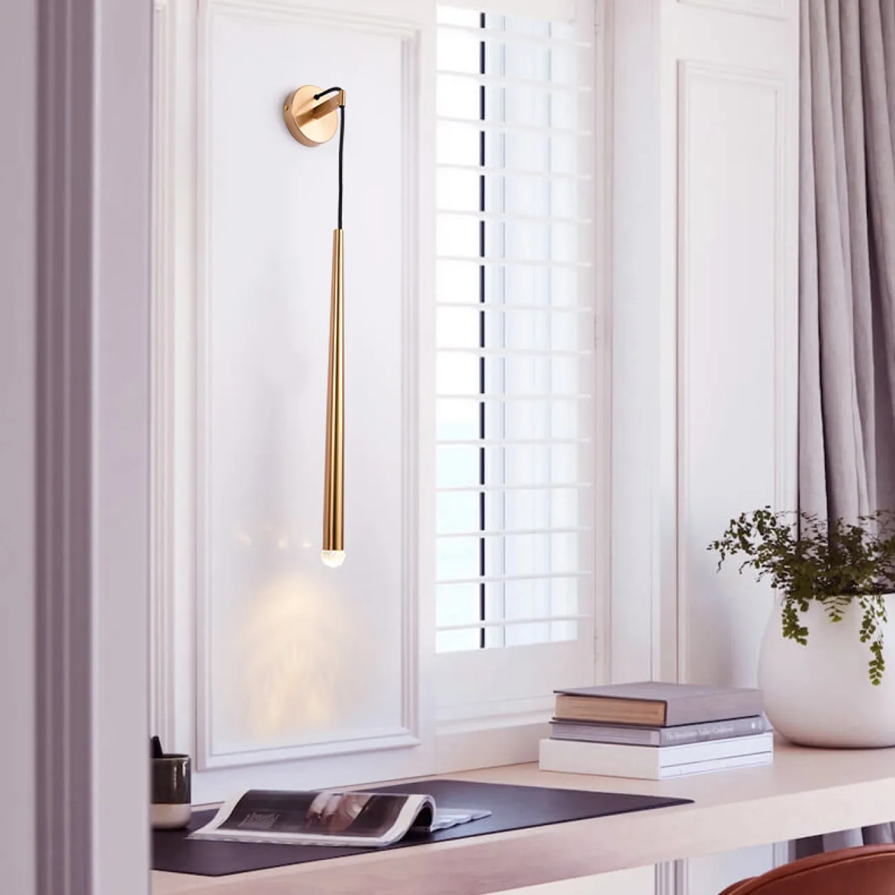 Серия настенных светодиодных светильников с плафоном удлиненной конической формы и декором в виде хрустального камня MAGRIT LUX WALL H50