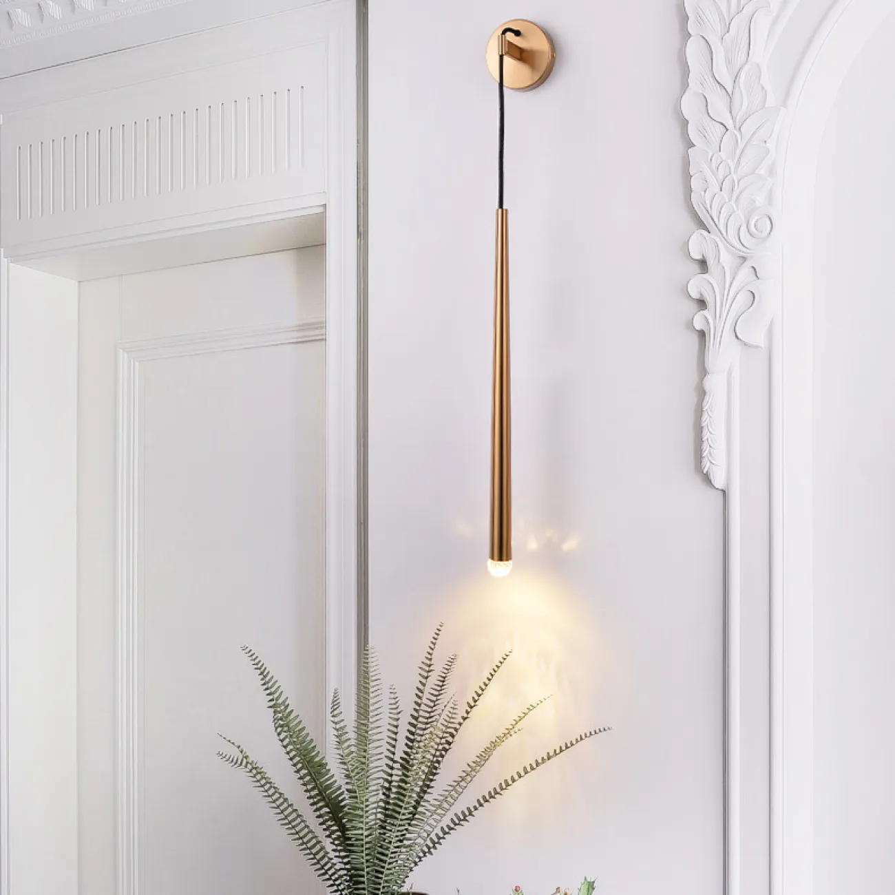 Серия настенных светодиодных светильников с плафоном удлиненной конической формы и декором в виде хрустального камня MAGRIT LUX WALL H50