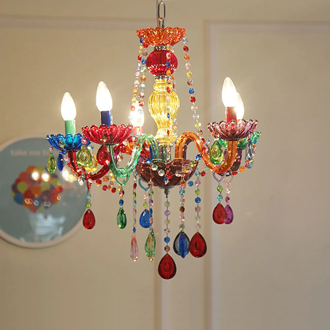 Подвесная люстра в современном стиле с разноцветными плафонами в детскую комнату