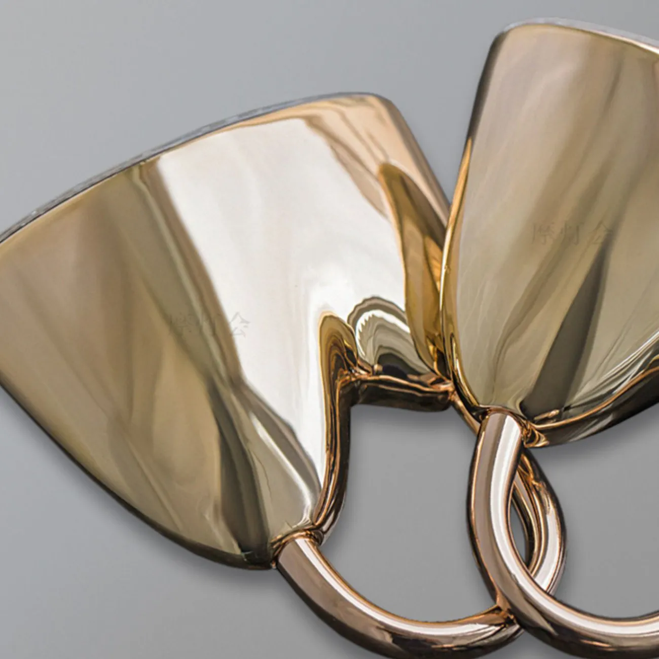 Готовая комбинация подвесных светодиодных светильников с тройным рассеивателем в цвете глянцевой латуни SKOLD TRIO