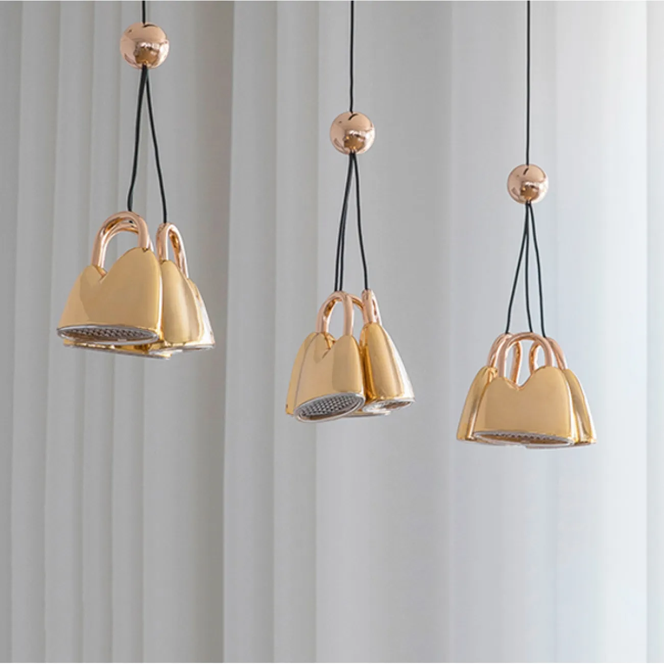 Готовая комбинация подвесных светодиодных светильников с тройным рассеивателем в цвете глянцевой латуни SKOLD TRIO