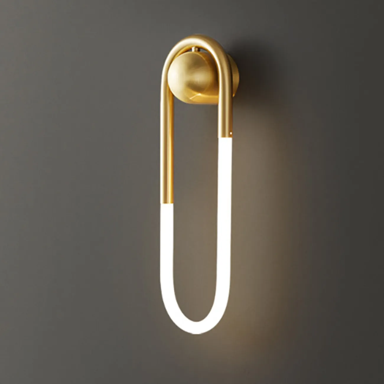 Серия настенных светодиодных светильников с закольцованным трубчатым корпусом на круглом креплении GABI WALL H45 Brass