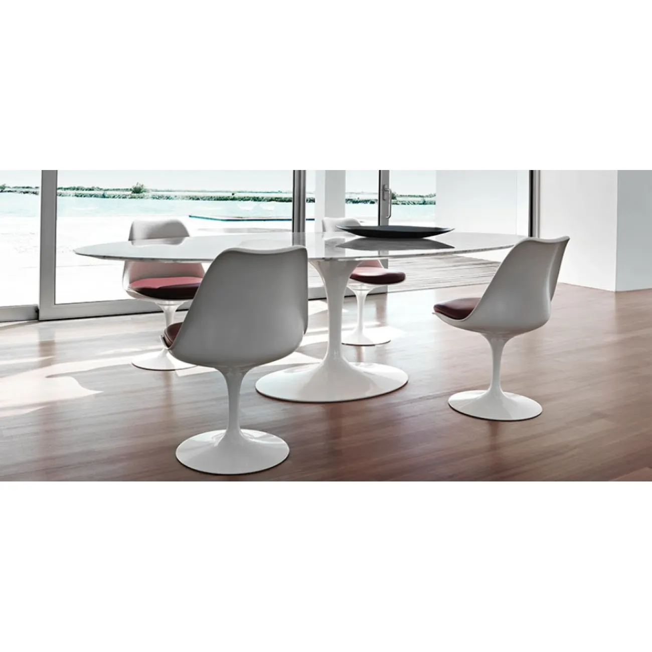 Стул Tulip Side Chair designed by Eero Saarinen		 in 1956 от LaLume