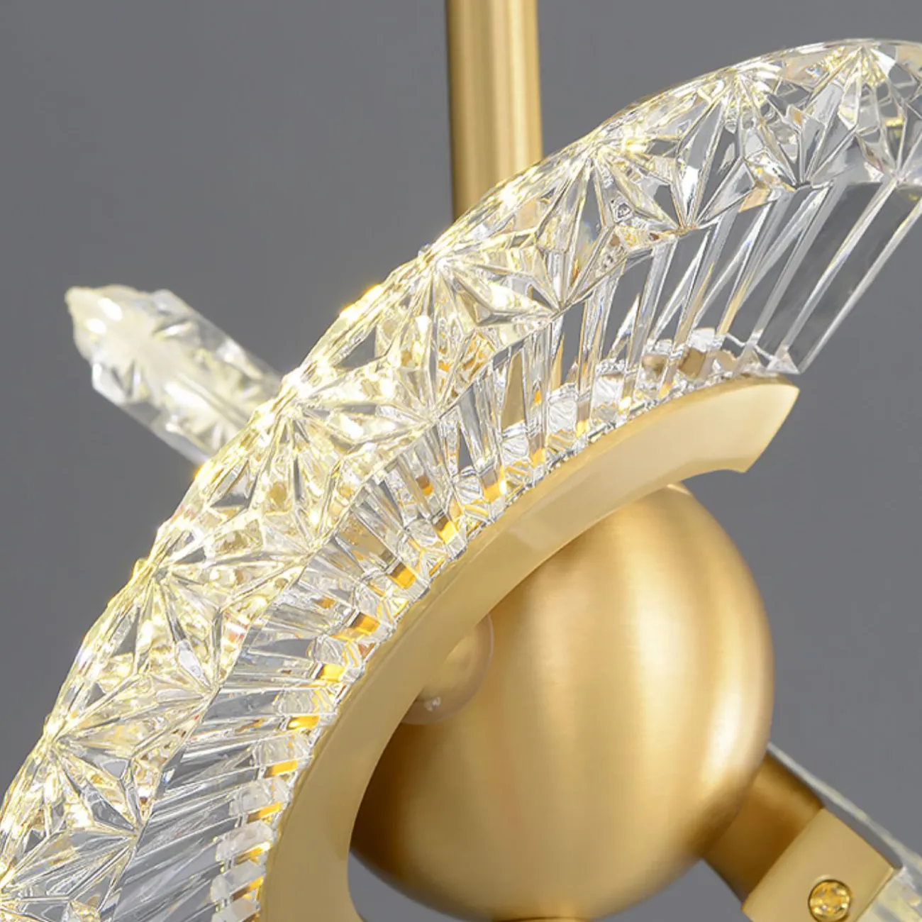 Готовая комбинация подвесных светильников с плафонами в виде комбинации двух ажурных поворотных лопастей и шаровидного центра PHOENIX LUX COMBO D30