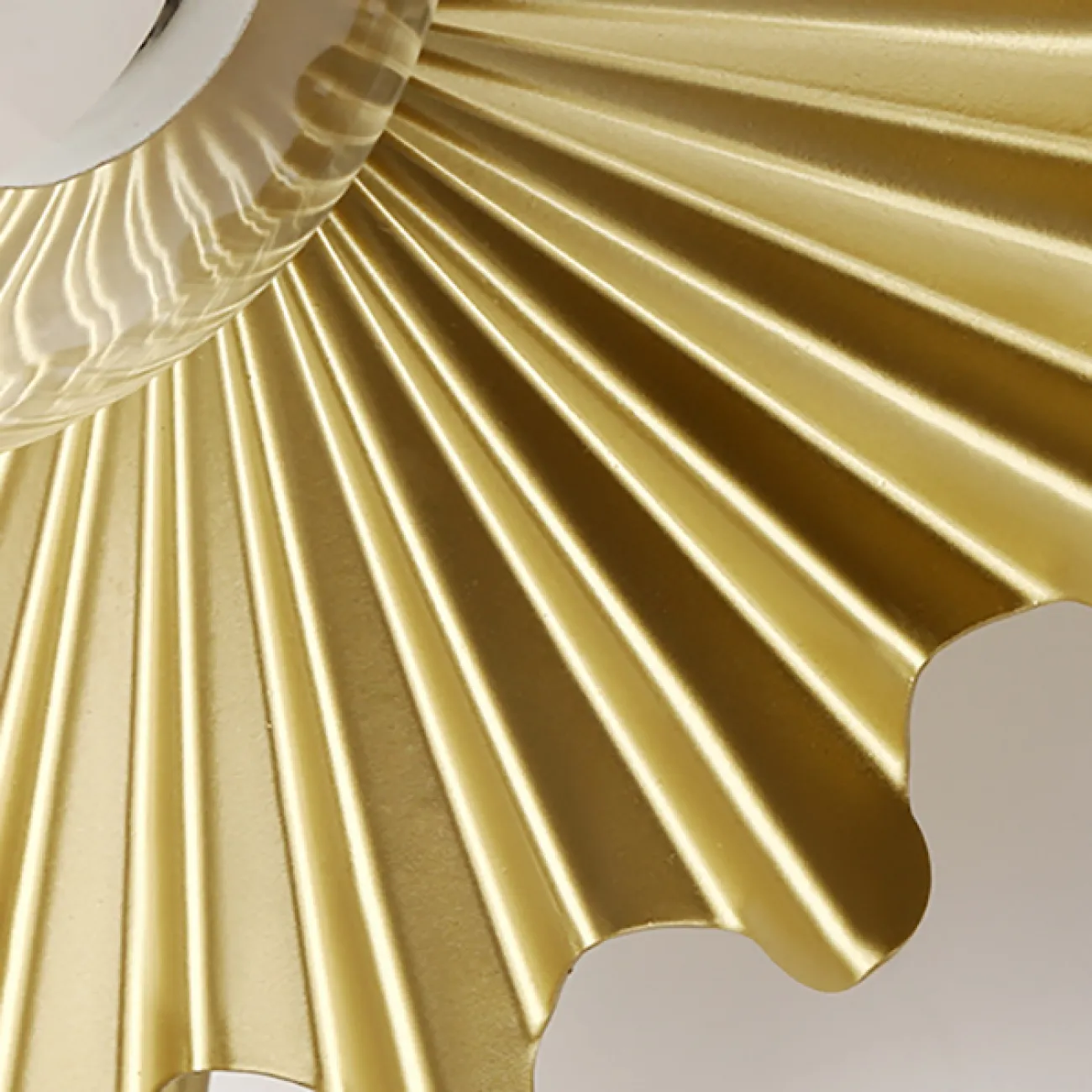 Настенный светильник с шарообразным стеклянным плафоном и дисковидным рельефным рассеивателем, стилизованным под цветок SUNNY Настенный светильник с шарообразным стеклянным плафоном и дисковидным рельефным рассеивателем, стилизованным под цветок SUNNY