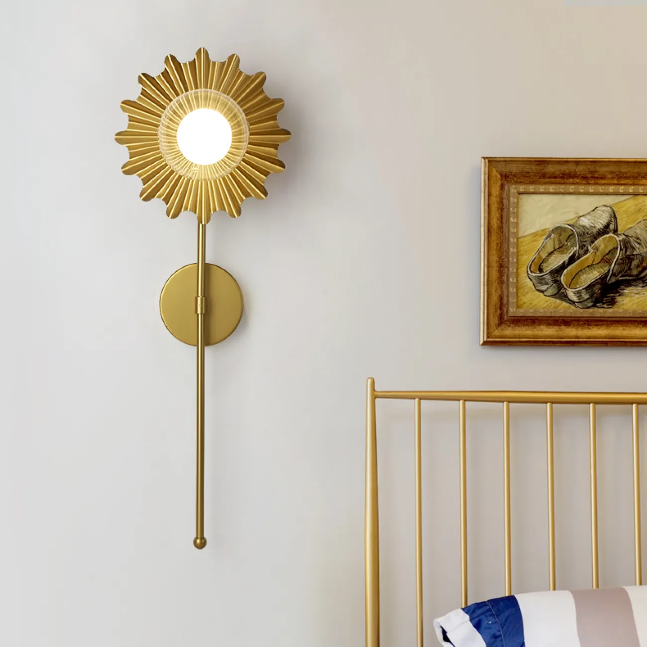 Настенный светильник с шарообразным стеклянным плафоном и дисковидным рельефным рассеивателем, стилизованным под цветок SUNNY Настенный светильник с шарообразным стеклянным плафоном и дисковидным рельефным рассеивателем, стилизованным под цветок SUNNY