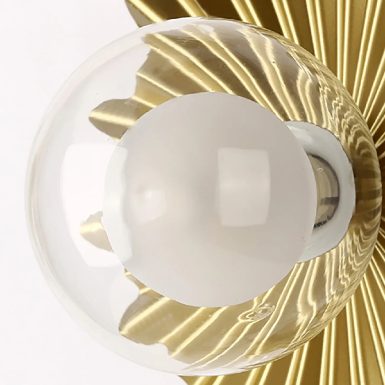 Настенный светильник с шарообразным стеклянным плафоном и дисковидным рельефным рассеивателем, стилизованным под цветок SUNNY Настенный светильник с шарообразным стеклянным плафоном и дисковидным рельефным рассеивателем, стилизованным под цветок SUNNY