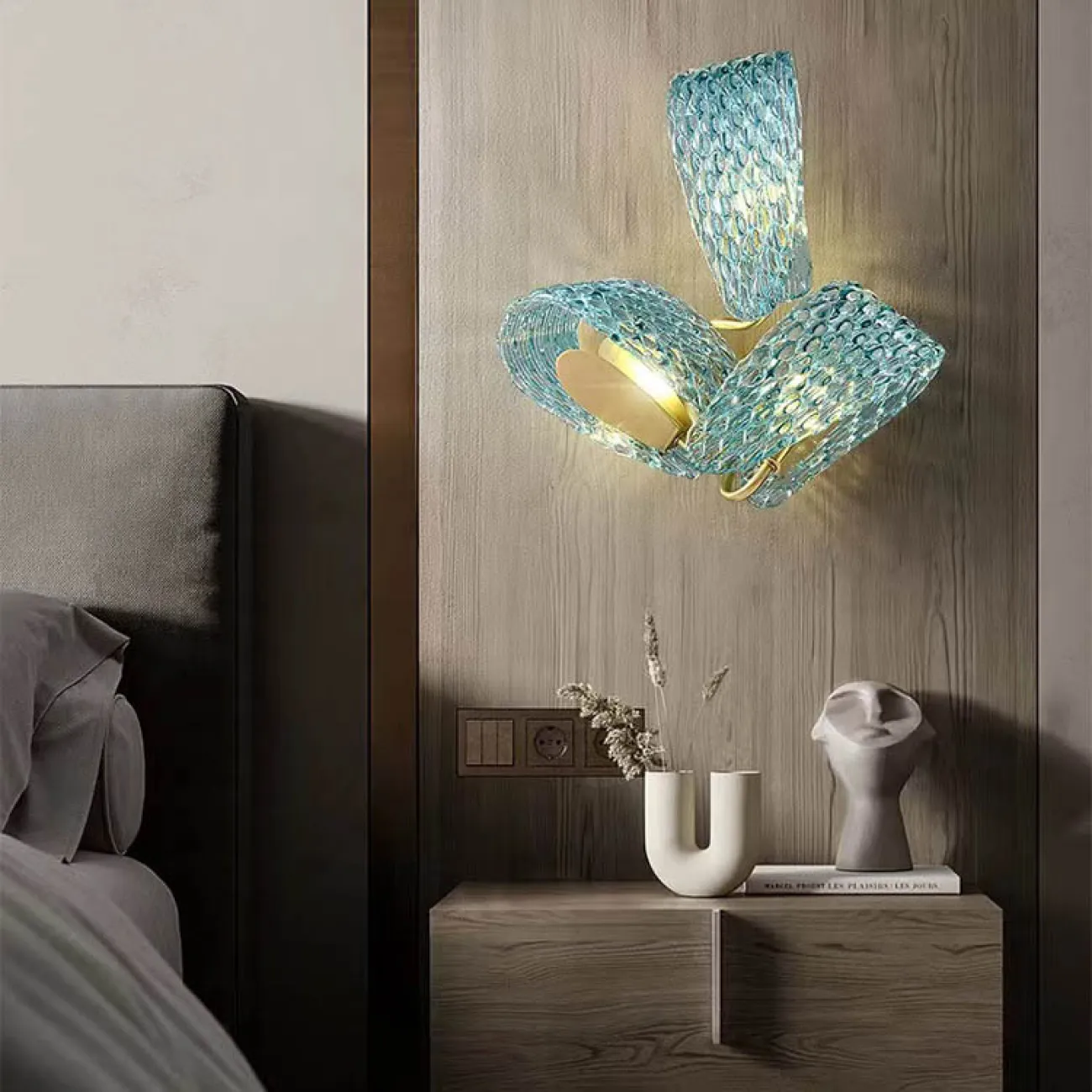 Серия настенных светильников с голубыми стеклянными рассеивателями в форме лепестков с панцирной поверхностью LUCIA WALL L3