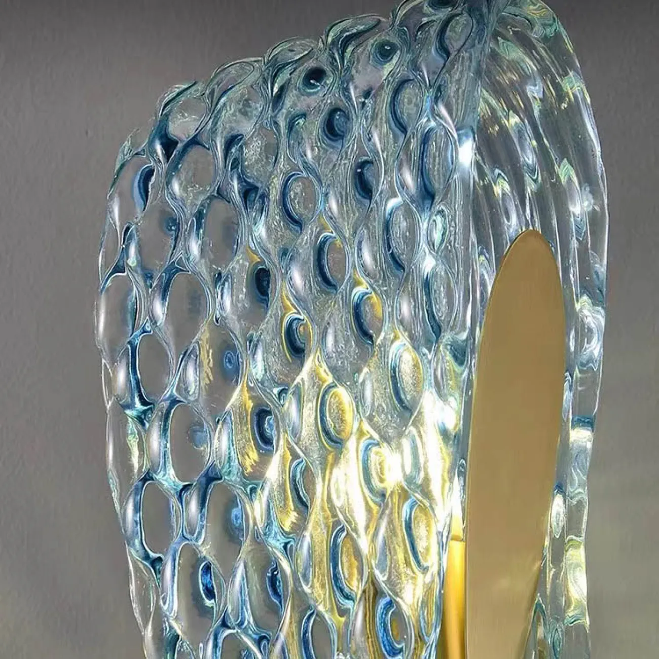 Серия настенных светильников с голубыми стеклянными рассеивателями в форме лепестков с панцирной поверхностью LUCIA WALL L3