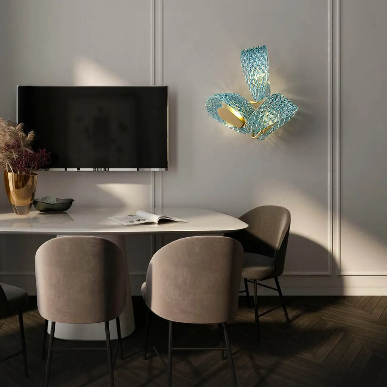 Серия настенных светильников с голубыми стеклянными рассеивателями в форме лепестков с панцирной поверхностью LUCIA WALL L3