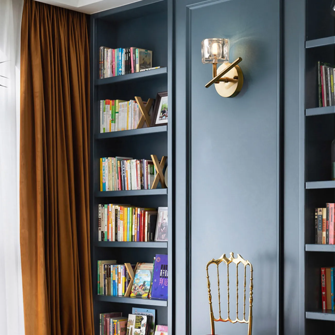 Серия настенных светильников с хрустальными плафонами в виде кубических слитков на разветвленных рожках с круглым креплением GELATO WALL L2