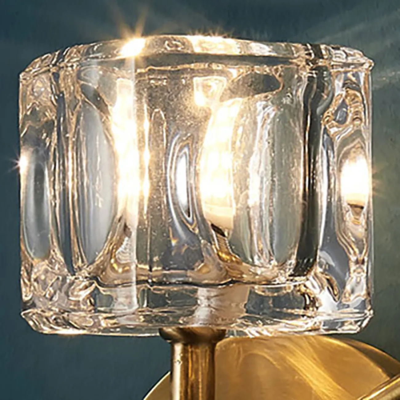 Серия настенных светильников с хрустальными плафонами в виде кубических слитков на разветвленных рожках с круглым креплением GELATO WALL L2