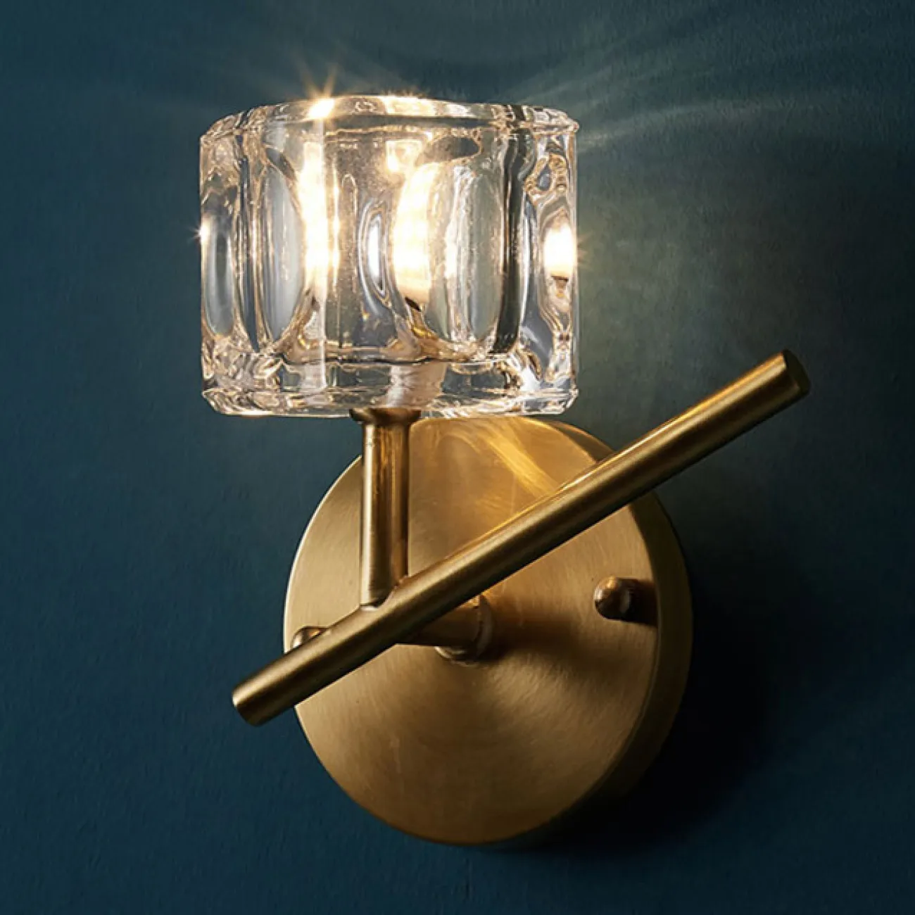 Серия настенных светильников с хрустальными плафонами в виде кубических слитков на разветвленных рожках с круглым креплением GELATO WALL L1