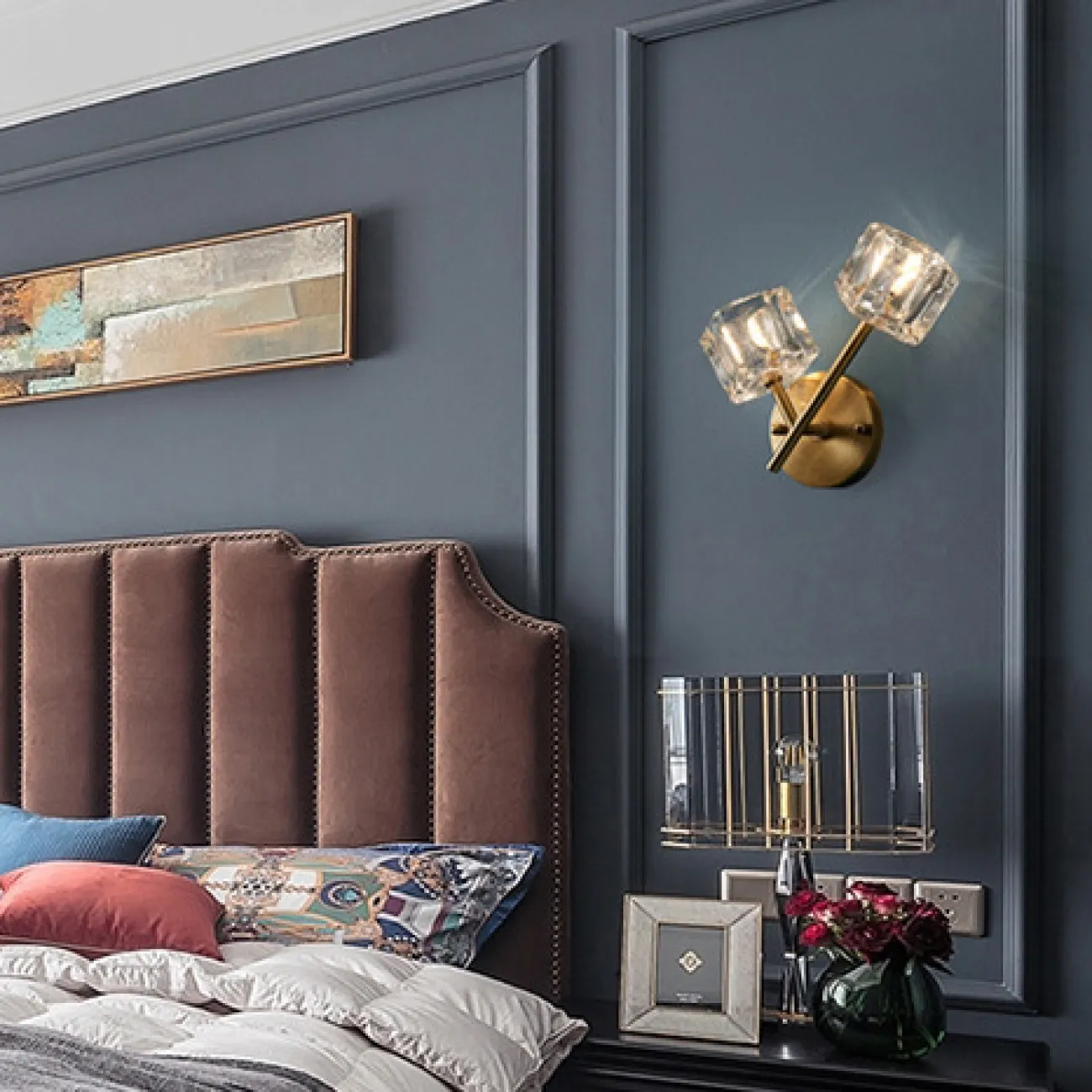 Серия настенных светильников с хрустальными плафонами в виде кубических слитков на разветвленных рожках с круглым креплением GELATO WALL L2