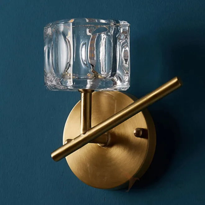 Серия настенных светильников с хрустальными плафонами в виде кубических слитков на разветвленных рожках с круглым креплением GELATO WALL L1