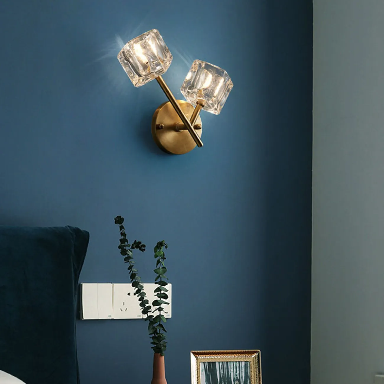 Серия настенных светильников с хрустальными плафонами в виде кубических слитков на разветвленных рожках с круглым креплением GELATO WALL L2