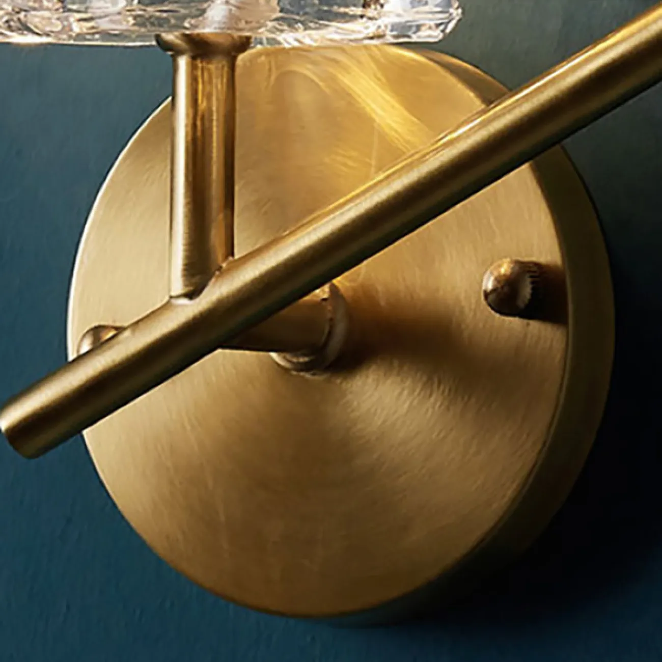 Серия настенных светильников с хрустальными плафонами в виде кубических слитков на разветвленных рожках с круглым креплением GELATO WALL L2