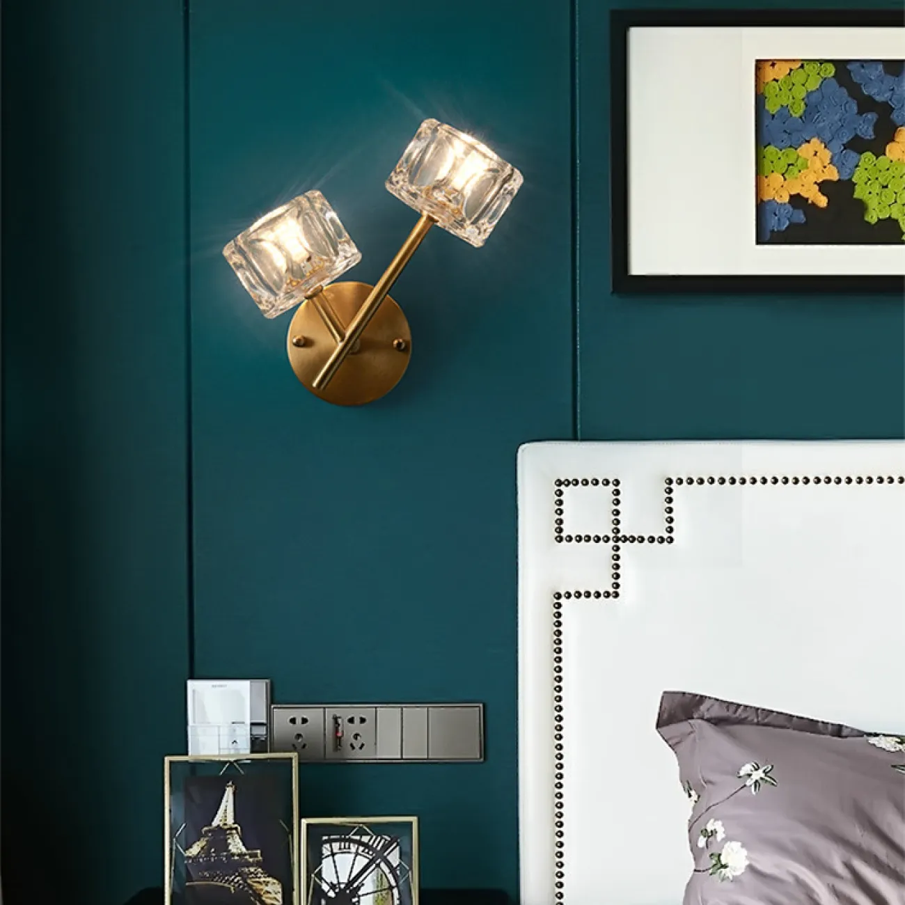 Серия настенных светильников с хрустальными плафонами в виде кубических слитков на разветвленных рожках с круглым креплением GELATO WALL L2