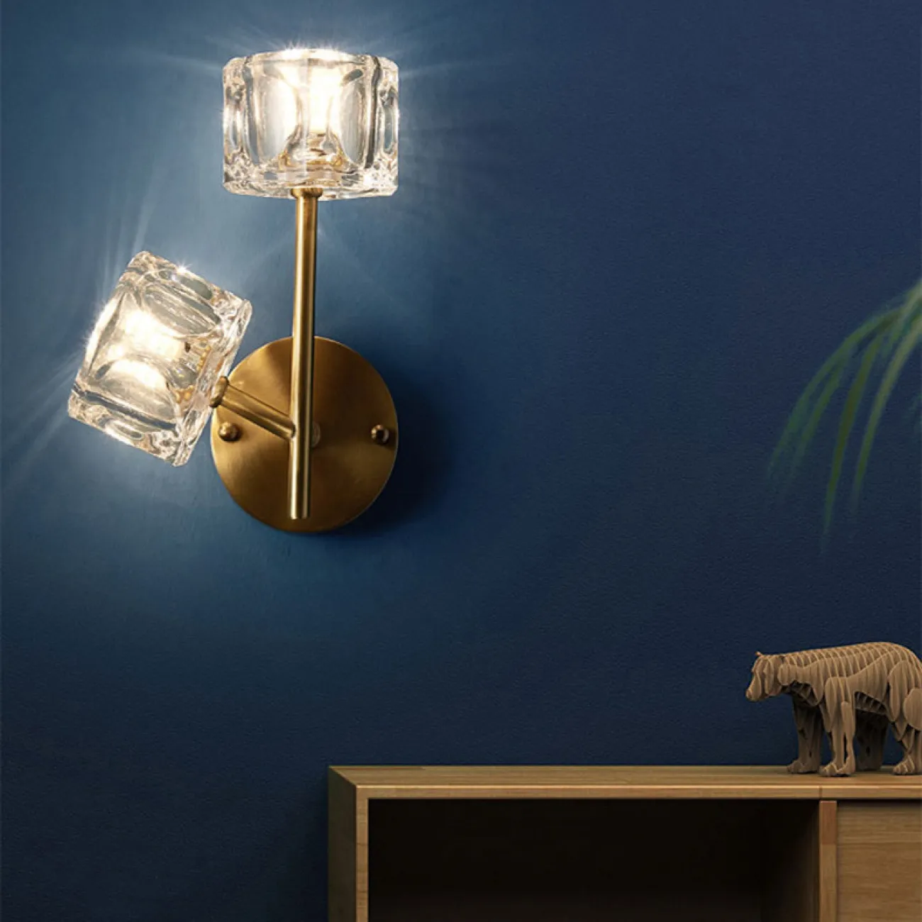 Серия настенных светильников с хрустальными плафонами в виде кубических слитков на разветвленных рожках с круглым креплением GELATO WALL L2