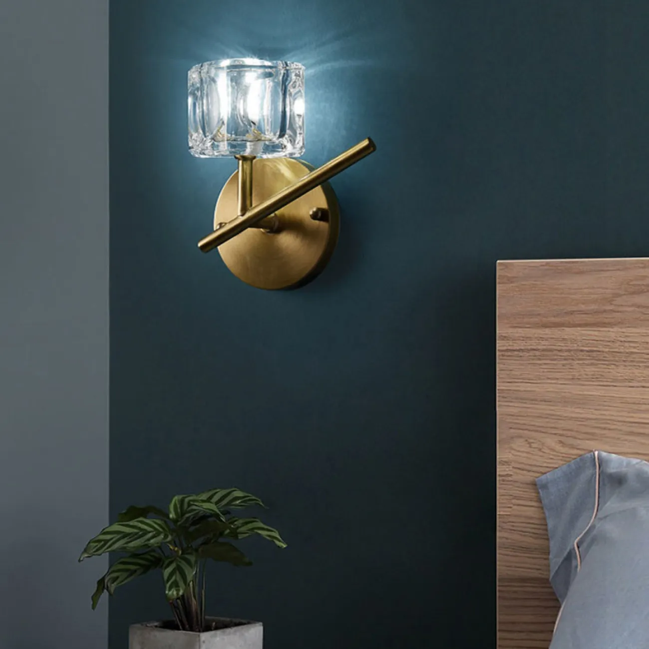 Серия настенных светильников с хрустальными плафонами в виде кубических слитков на разветвленных рожках с круглым креплением GELATO WALL L2