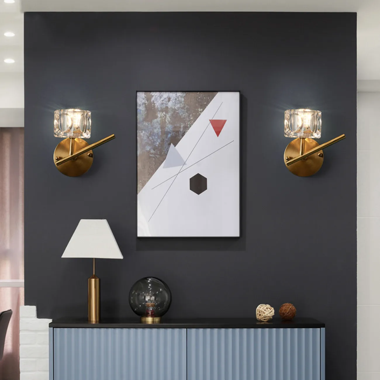 Серия настенных светильников с хрустальными плафонами в виде кубических слитков на разветвленных рожках с круглым креплением GELATO WALL L2