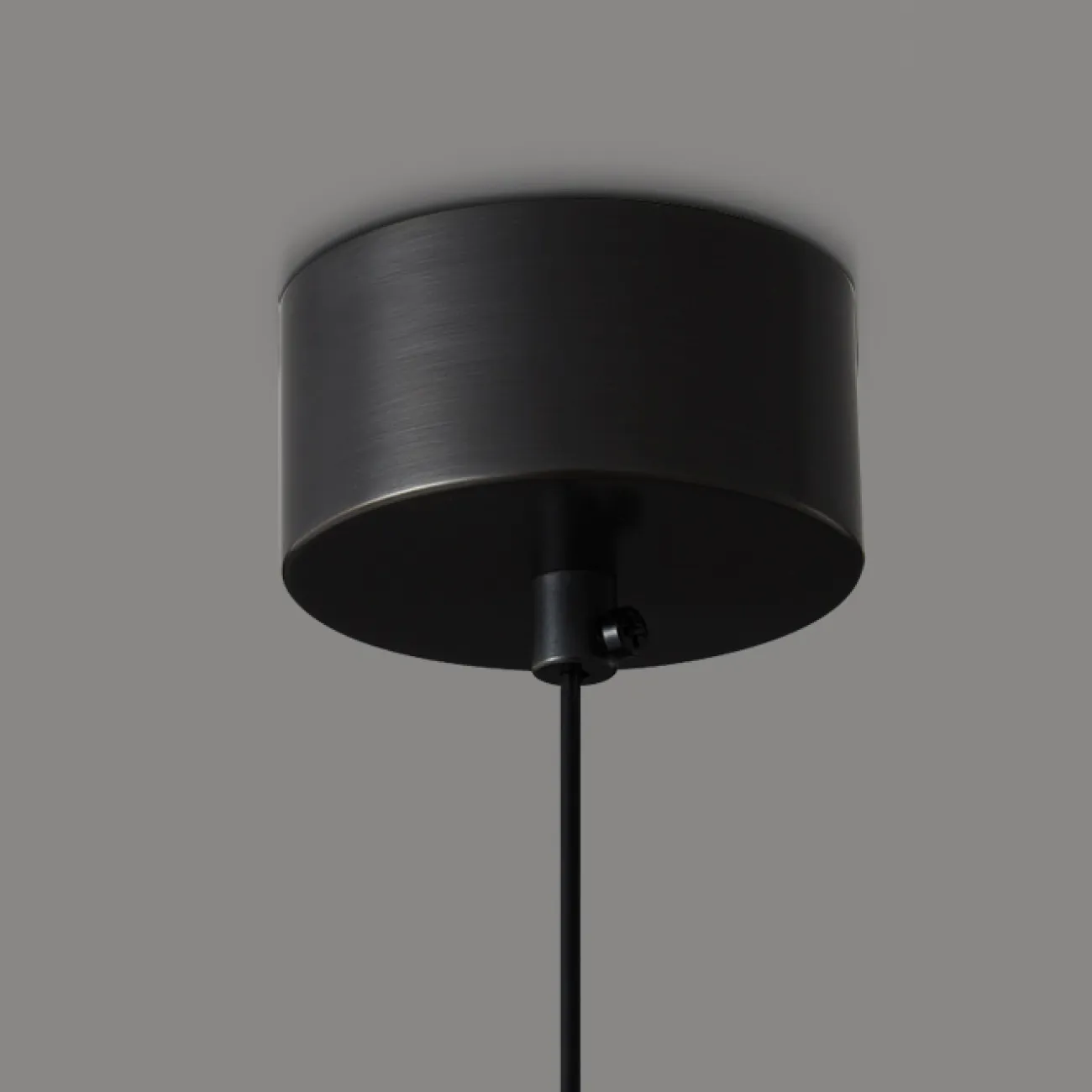 Готовая комбинация подвесных светодиодных светильников с изогнутым трубчатым корпусом из латуни ZAKRIS DUO Brass