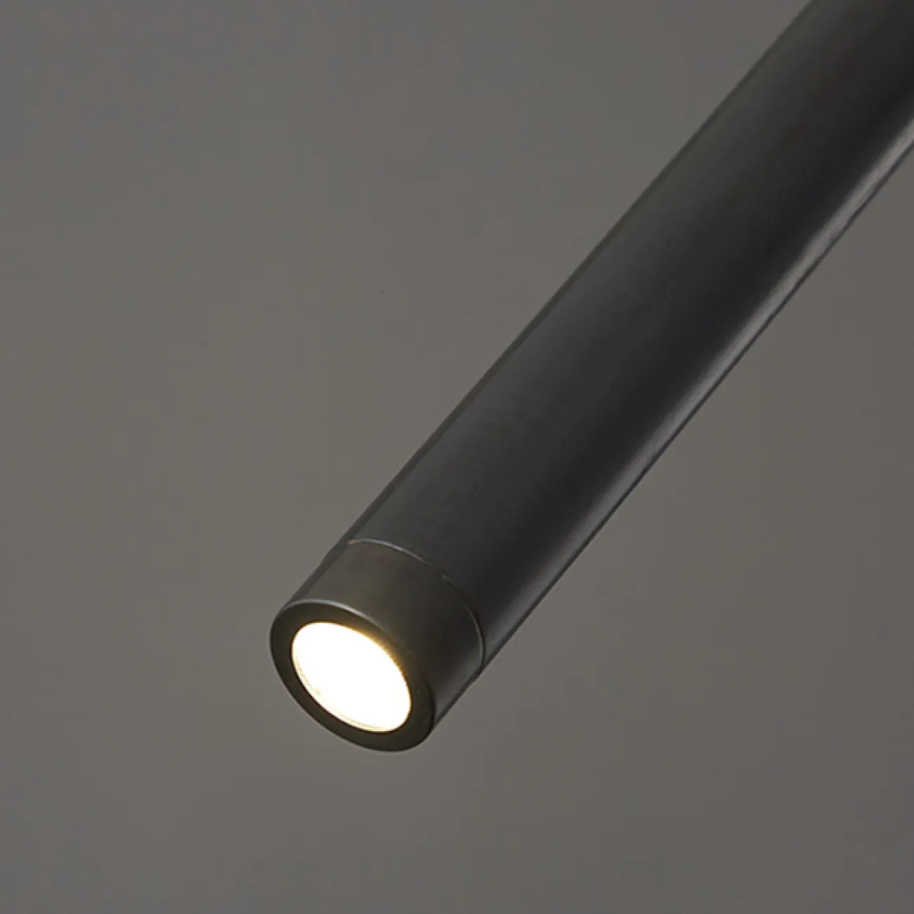 Готовая комбинация подвесных светодиодных светильников с изогнутым трубчатым корпусом из латуни ZAKRIS DUO Brass