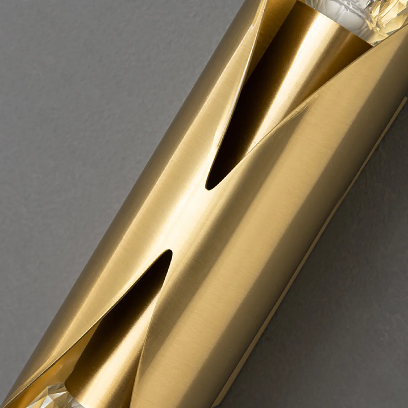 Серия бра с шарообразными рельефными плафонами в цилиндрическом корпусе из латуни H65 TUVE Black