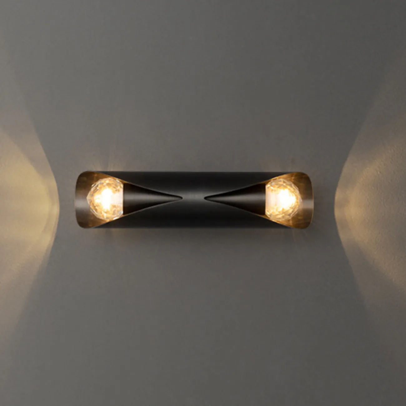 Серия бра с шарообразными рельефными плафонами в цилиндрическом корпусе из латуни H65 TUVE Black