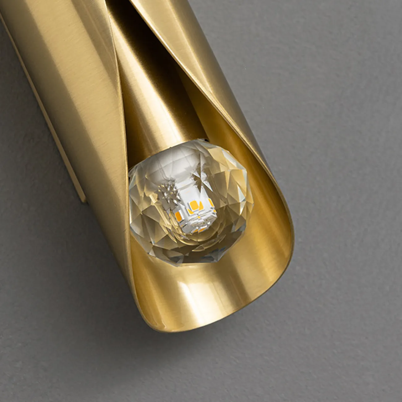 Серия бра с шарообразными рельефными плафонами в цилиндрическом корпусе из латуни H65 TUVE Black