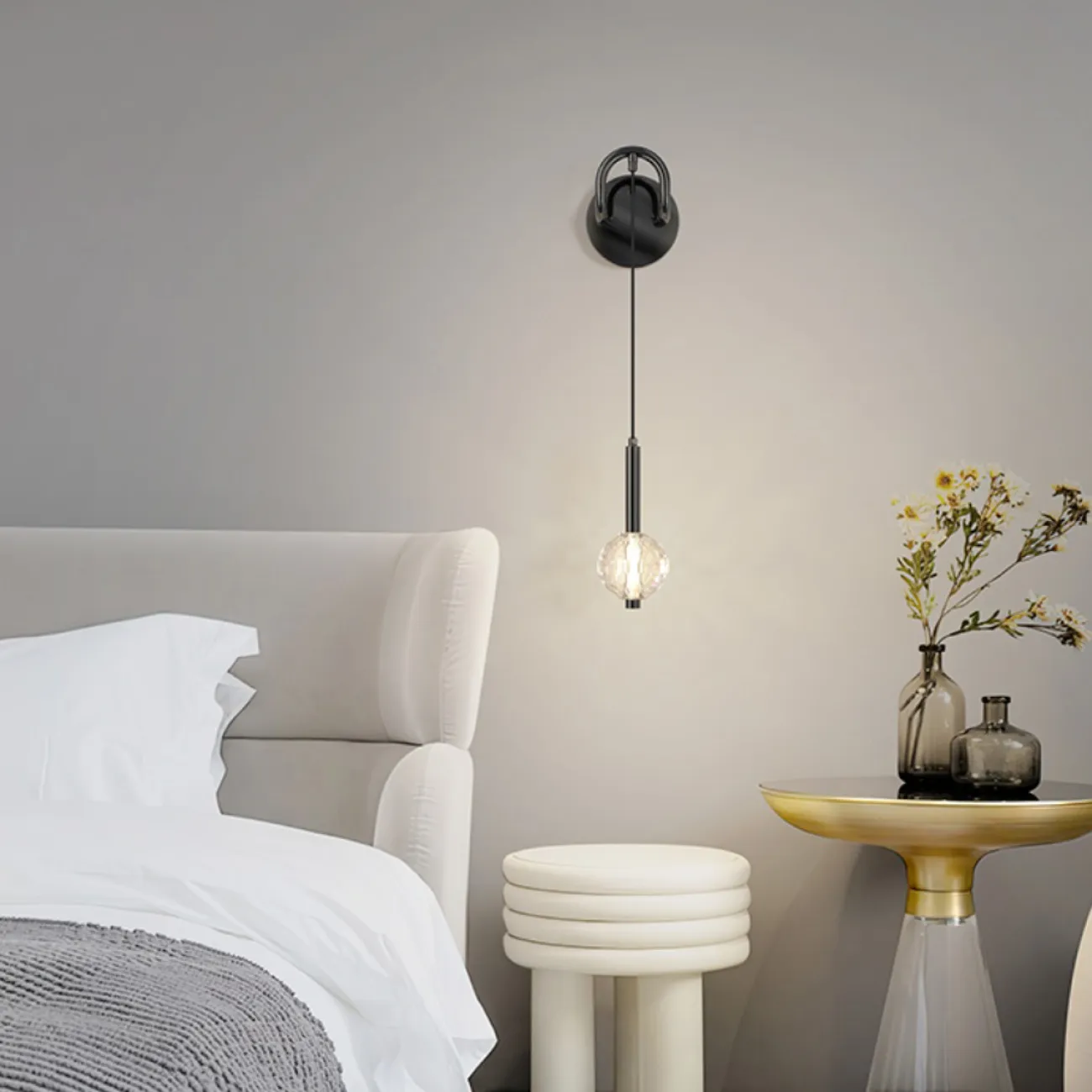 Настенный светодиодный светильник с подвесным рассеивателем в виде перламутрового диско-шара VEIT Настенный светодиодный светильник с подвесным рассеивателем в виде перламутрового диско-шара VEIT