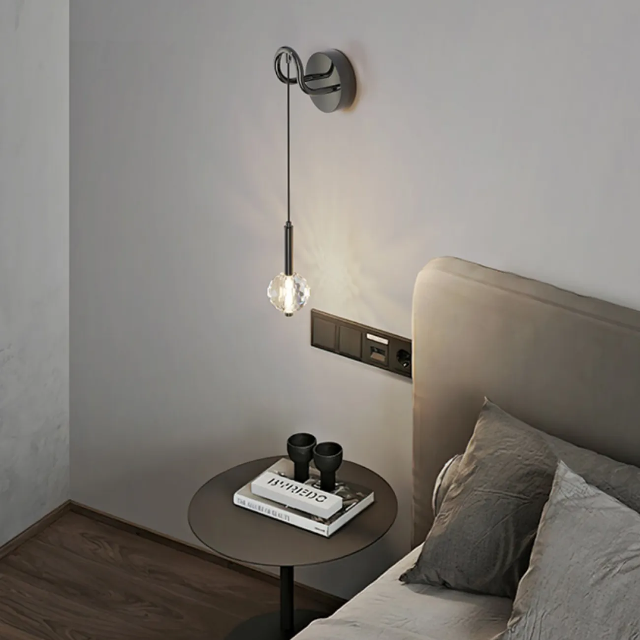 Настенный светодиодный светильник с подвесным рассеивателем в виде перламутрового диско-шара VEIT Настенный светодиодный светильник с подвесным рассеивателем в виде перламутрового диско-шара VEIT