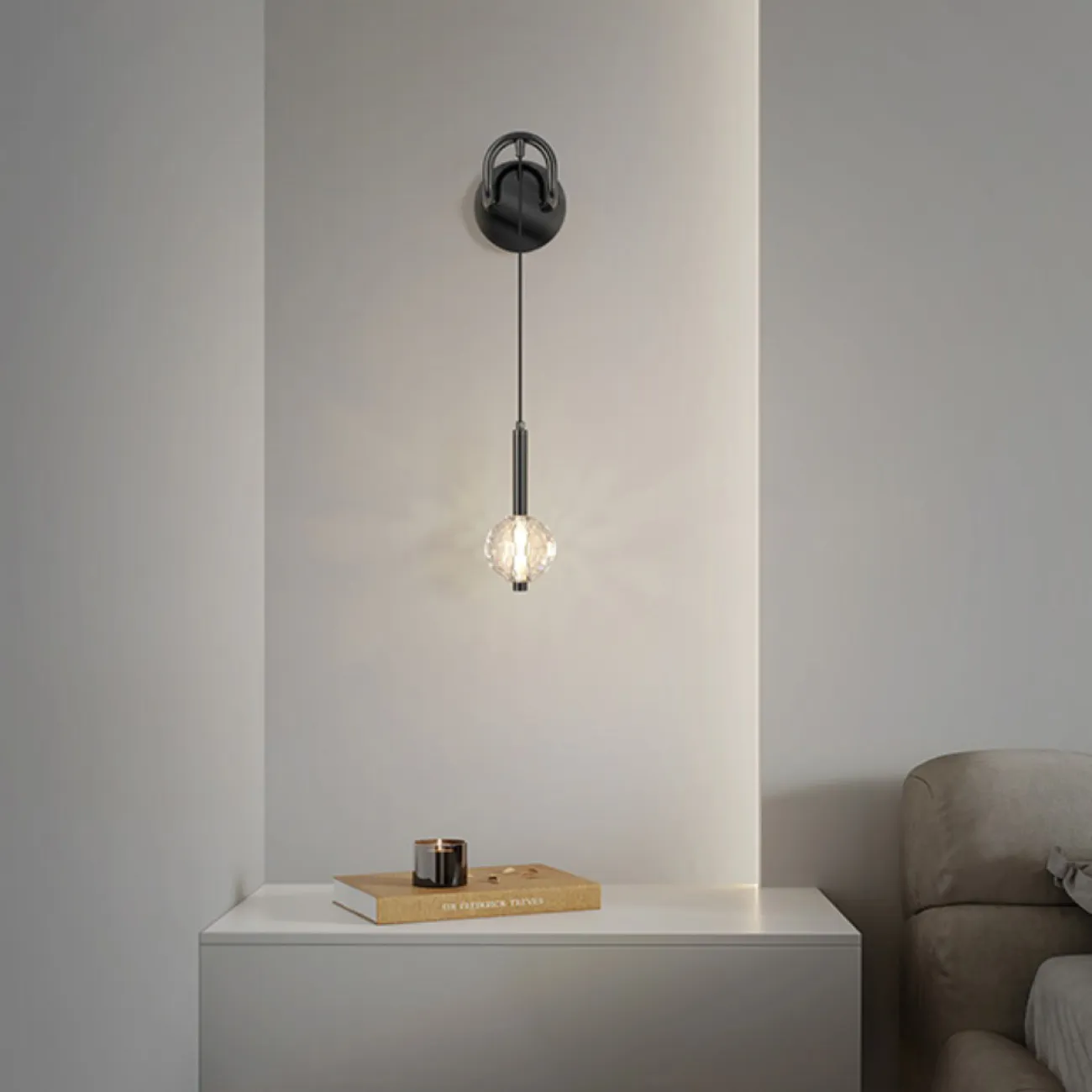 Настенный светодиодный светильник с подвесным рассеивателем в виде перламутрового диско-шара VEIT Настенный светодиодный светильник с подвесным рассеивателем в виде перламутрового диско-шара VEIT